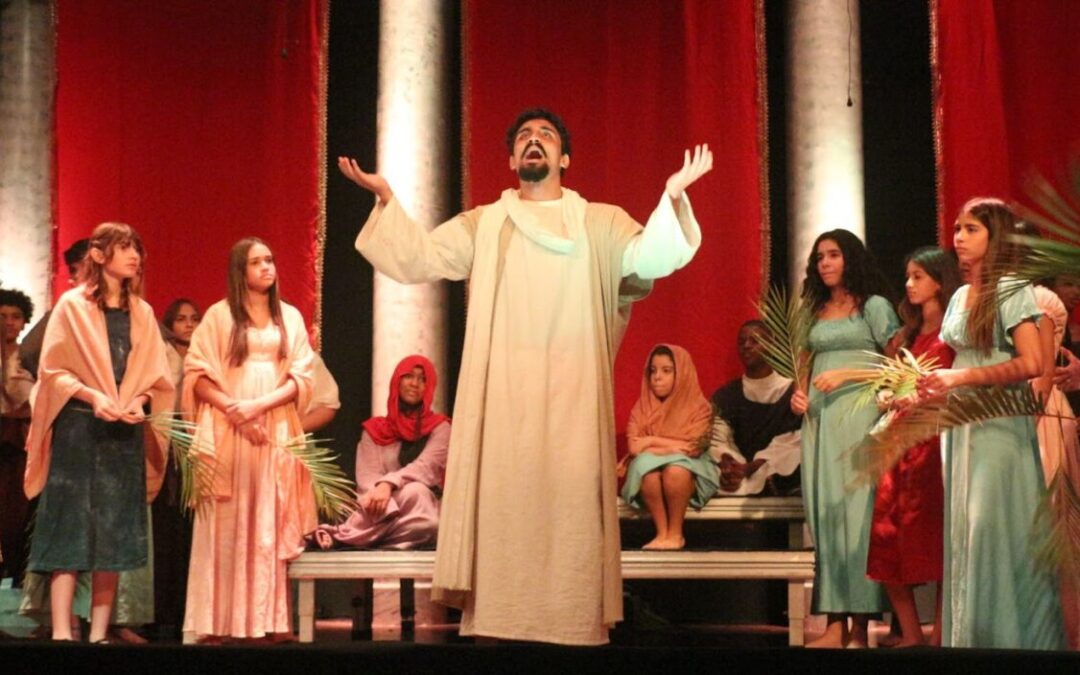 Estreia da Paixão de Cristo no Salesiano Dom Bosco aborda percalços atuais em mensagem de reflexão e esperança